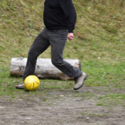 Zwei Menschen beim Fußballspielen © Robin Menges