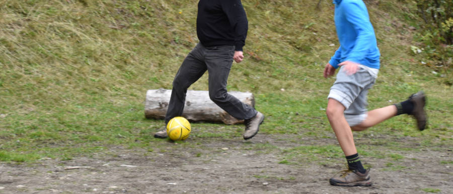 Zwei Menschen beim Fußballspielen © Robin Menges